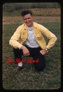 gut aussehender junger Mann mit gelber Jacke 50er Jahre roter Rand Kodachrome Dia - Bild 1 von 1