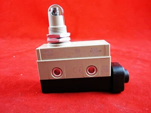 Omron ZC-Q2255 LIMIT SWITCH (PANEL MOUNT ROLLER PLUNGER) - Picture 1 of 3