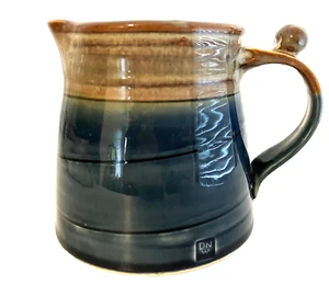 Studiokeramik Krug Milchkännchen Krug blau & hellbraun 4" hoch, 4" breit Handarbeit signiert - Bild 1 von 7