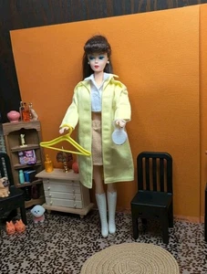 Abito Barbie Vintage - Etichettato Cappotto + Camicetta, Gonna, Borsetta, Stivali, Appendiabiti - Foto 1 di 20