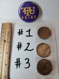 3 monedas del Bicentenario de la Revolución Americana del Condado de Putnam TN COURTHOUSE y 1 PIN de TTU - Imagen 1 de 9