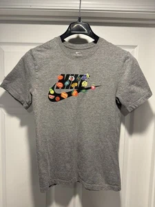 Camiseta Nike Sole Food para Hombres Pequeña Gris Calcomanía de Comida Cuello Redondo Manga Corta - Imagen 1 de 4