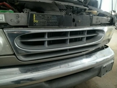 Grelha cromada com inserções pintadas compatível com 97-02 Ford E150 Van 104926134 - Imagem 1 de 4