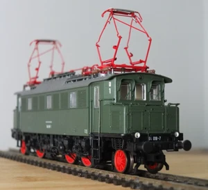 PIKO 51000 HO gauge DB BR 104 / E04 electric loco in DB green livery - Picture 1 of 14