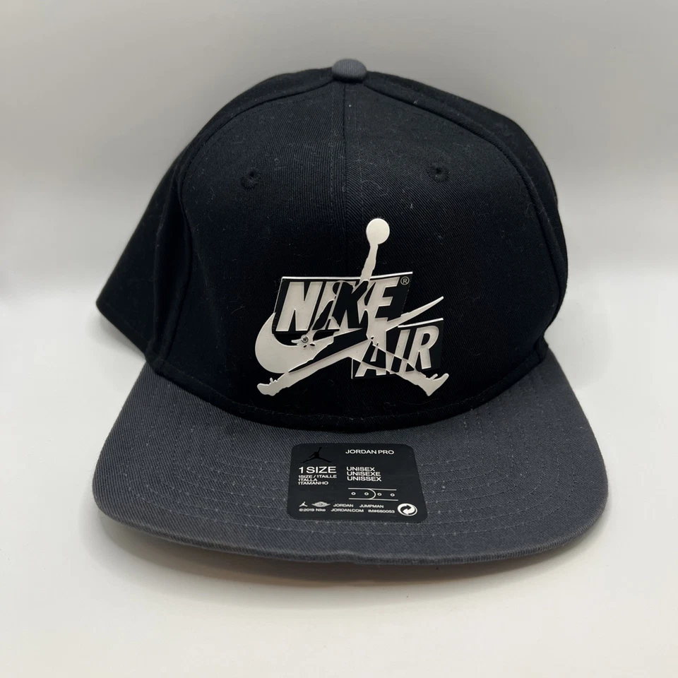 Gorra Air Jordan Pro Jumpman Classic Snapback 2019 con logotipo de goma negra y blanca  Foto 1 de 4