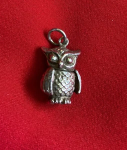 Mini Sterlingsilber Gelenk Baby Schleiereule bewegliche Arme und Kopf Anhänger - Bild 1 von 5