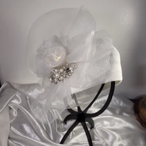 Vintage White Fascinator Hat w/ Mesh Bow and Pearl Diamond Embelishments - Picture 1 of 7
