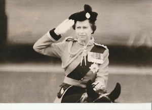 TIRAGE PHOTO DE PRESSE ARGENTIQUE 1977 ELIZABETH II REINE D'ANGLETERRE 21X30cm - Picture 1 of 2