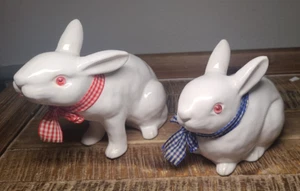 Dos estatuillas vintage Sigma Tastetter blanco ojo rosa porcelana conejito conejo - Imagen 1 de 14