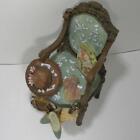 Figurine chaise victorienne fantaisie décorée avec accessoires femme miniature #3
