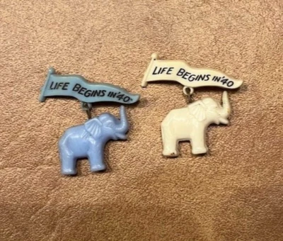 De Colección Baquelita Pinback Botón Político Republicano Wilkie "La vida comienza en el '40" (2) Foto 1 de 4