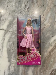 Barbie The Movie Sammlerpuppe Margot Robbie rosa Gingham-Kleid SCHNELLER VERSAND - Bild 1 von 7