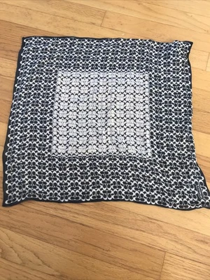 Bufanda de seda Coach con monograma logotipo de firma blanco y negro 20x20 ¡Bien usada! Foto 1 de 4