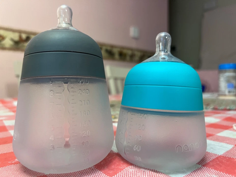 Botellas Nanobébé gris y verde azulado. Botellas de silicona con tetinas de látex ligeramente usadas. Foto 1 de 1