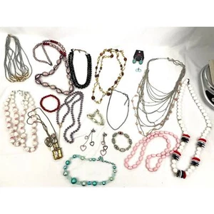 18 PC Jewelry Lot Estate VTG Modern Wearable Necklace Earrings Beaded Bulk - Picture 1 of 19