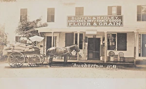Tienda Bunten & Hadley en Nueva Hampshire, caballo y vagón de tienda, letrero Note Moxie, RPPC - Imagen 1 de 2