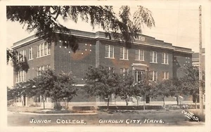 Garden City Junior College Street View Garden City,KS cartolina vintage anni '20 RPPC - Foto 1 di 2