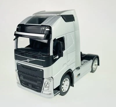 WELLY VOLVO FH SILVER 1:32 DIE CAST METAL MODEL NEW IN BOX TRUCK 18cm - Image 1 of 4