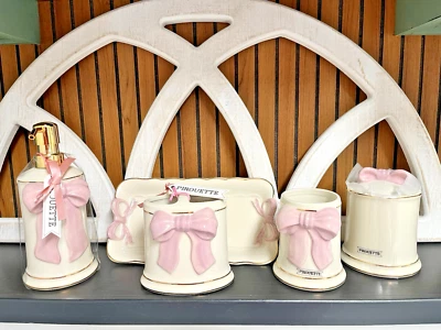 Juego de tocador de baño dorado con arco rosa 3D pirueta juego de 5 piezas bandeja cepillo de jabón taza NUEVO Foto 1 de 4