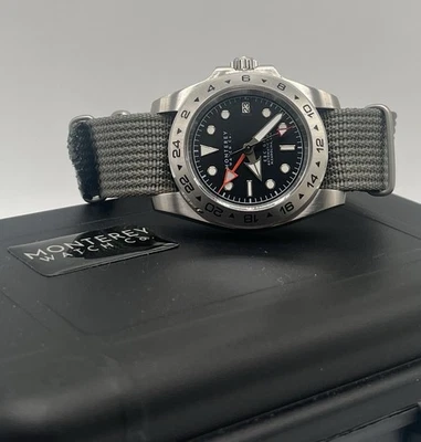 Relógio automático masculino Monterey Watch Co EBC GMT Abyss preto - Imagem 1 de 4
