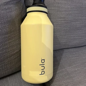 Botella deportiva Bula caliente/fría 64 oz botella Growler nueva amarilla aislada - Imagen 1 de 5