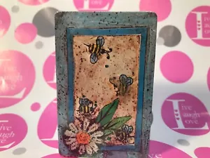 BUMBLE BEES AND FLOWER PLAYING CARDS SEALED TRUMP CARDS USA - Picture 1 of 2