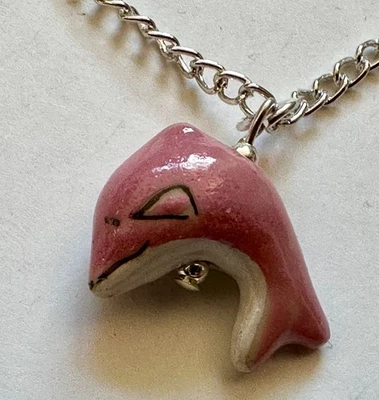COLLAR COLGANTE CON DIJE DE CERÁMICA ROSA DELFÍN 3/4 DE 1" 18" Foto 1 de 2