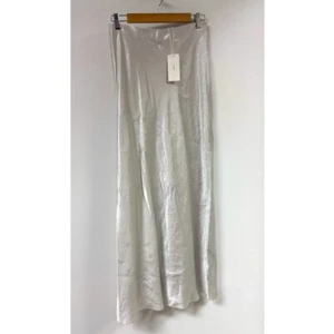 Falda larga de satén Vince en plata. Nuevo con etiquetas. Talla XS. Venta al por menor - $395 - Imagen 1 de 2