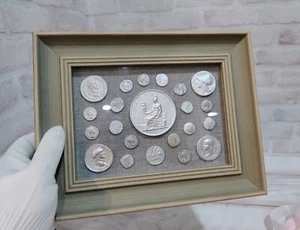 22 alte römische Münzen, Andenken Sammlung im Glas Bilderrahmen / Wohndeko / Wand - Bild 1 von 8