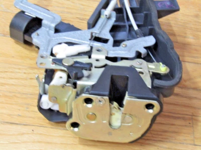 Atuador de falta de trava traseira direita Toyota Sequoia passageiro Toyota 2001-2007 fabricante de equipamento original - Imagem 1 de 4