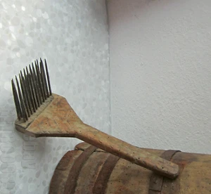 Antique Primitive Hackle Hetchel Hatchel Flax old Breaking Farm Tool, wood+metal - Foto 1 di 12