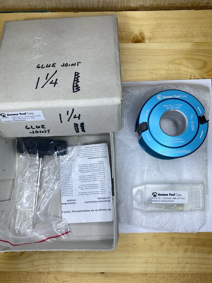 Amana Tool 61296 алюминиевый V-образный резак для клеевых соединений 90x50 мм x1-1/4 сделано в Швейцарии - Изображение 1 из 4