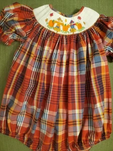 Handgesmokter karierter Baby Strampler mit besticktem Kragen für den Herbst, 6 Monate - Bild 1 von 5