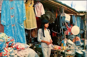 SAIGON - VIETNAMESE SUPERMARKET - GIRL IN STALL - VINTAGE POSTCARD - Picture 1 of 2