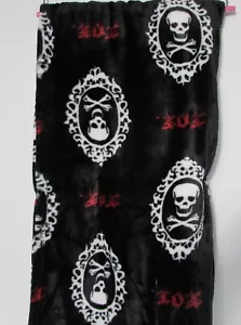 Manta de Peluche Betsey Johnson Calaveras 50 x 60 Negra Multi Con Etiquetas - Imagen 1 de 7