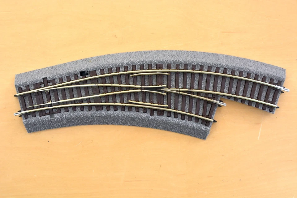 Roco 42557 Rocoline Ballasted (BWR2/3) Right Hand Curved Point. - Image 1 of 1