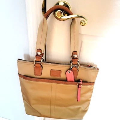 Bolsa tote pequena COACH Hampton Weekend dourada de náilon e couro com detalhes rosa - Imagem 1 de 4