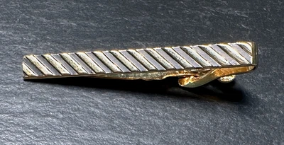 VINTAGE PIERRE CARDIN GOLD TONE RIDGED TIE CLIP H475 - Image 1 of 4