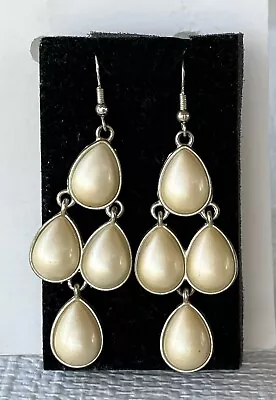 Pendientes de araña llamativos colgantes cabujón crema tono plata perforados Foto 1 de 4