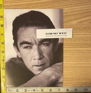 Fotografía de libro en blanco y negro escena de foto en la cabeza de Anthony Quinn - Imagen 1 de 1