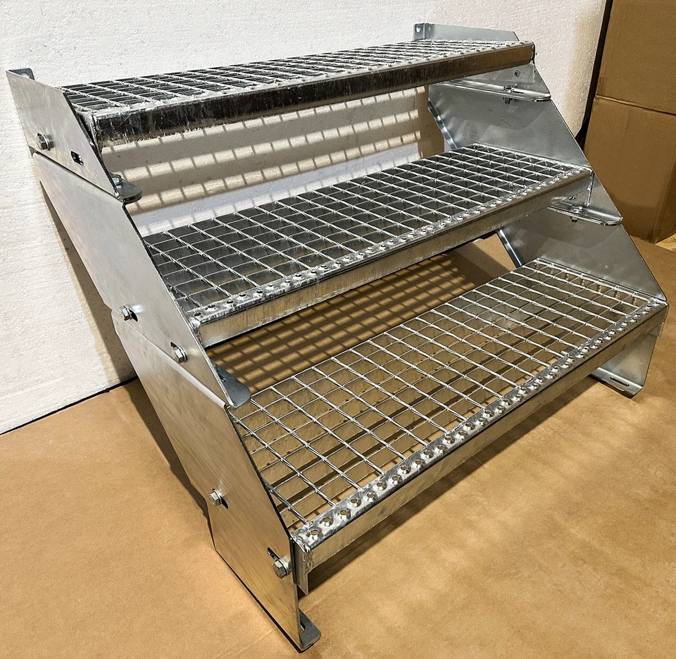 Scala in metallo regolabile in altezza e gradini - zincata e resistente alle intemperie - Immagine 1 di 4