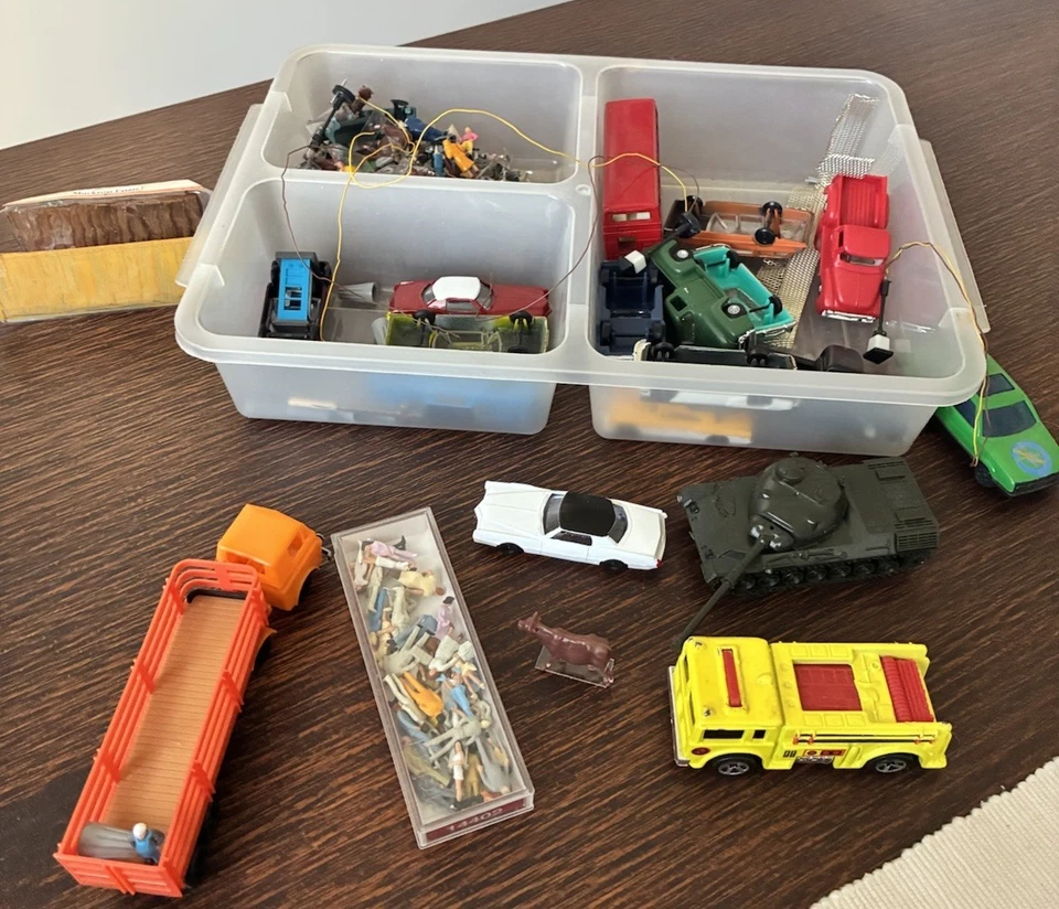VINTAGE ACCESSORIES (READ) Bachmann, Matchbox, HO SCALE Tank, Ppl, Cars Etc… - Image 1 of 4