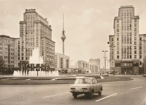Ansichtskarte 4628 - Berlin - Strausberger Platz und Fernseh- und UKW Turm - Bild 1 von 2