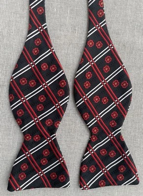 Pajarita de colección Better Bows Johnny Carson negra roja a cuadros 3,25" de ancho Foto 1 de 4