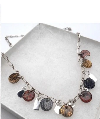 COLAR DE FRANJAS DE PRATA ESTERLINA 925 E RESINA JEZLAINE JEZ com PLANDAS DE PLÁSTICO 16” - Imagem 1 de 4