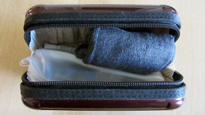 Lufthansa First Class Rimowa Cabin Amenity Kit bordeaux metallic NEU & BEFÜLLT ! - Bild 1 von 2
