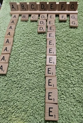 Lote de 100 piezas completas de repuesto y 4 soportes para azulejos de madera Scrabble de colección  Foto 1 de 4