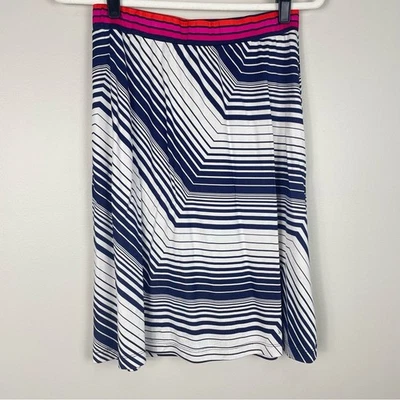 Falda Trina Turk Caswell para mujer rayas geométricas medianas hasta la rodilla blanca azul Foto 1 de 4