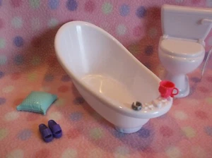 Barbie Dollhouse Bathroom Toilet & Bathtub Jewelry Cup Shoes & Pillow Set New! - Picture 1 of 1