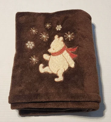 Manta de bebé marrón de Disney Classic Pooh copos de nieve Winnie the Pooh bufanda roja Foto 1 de 4